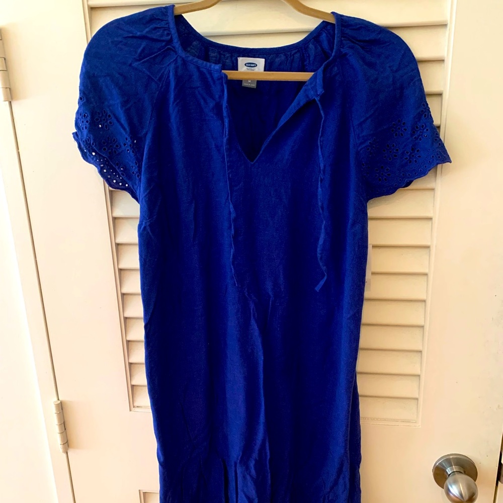 Old Navy cloth dress. Knee length. Never worn! Size medium.